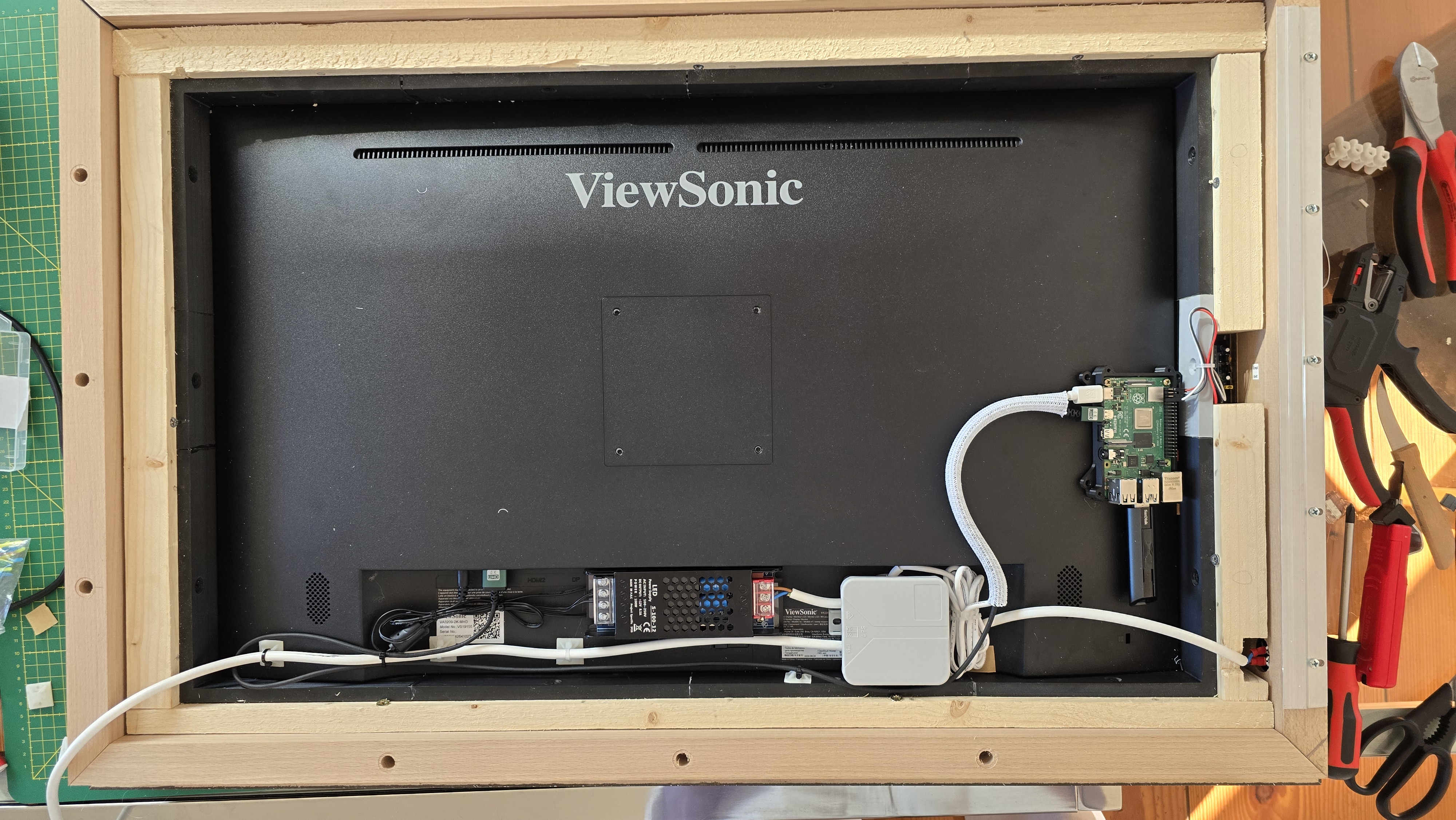 Rückseite des MagicMirror mit PIR-Sensor und Raspberry Pi während des Aufbaus