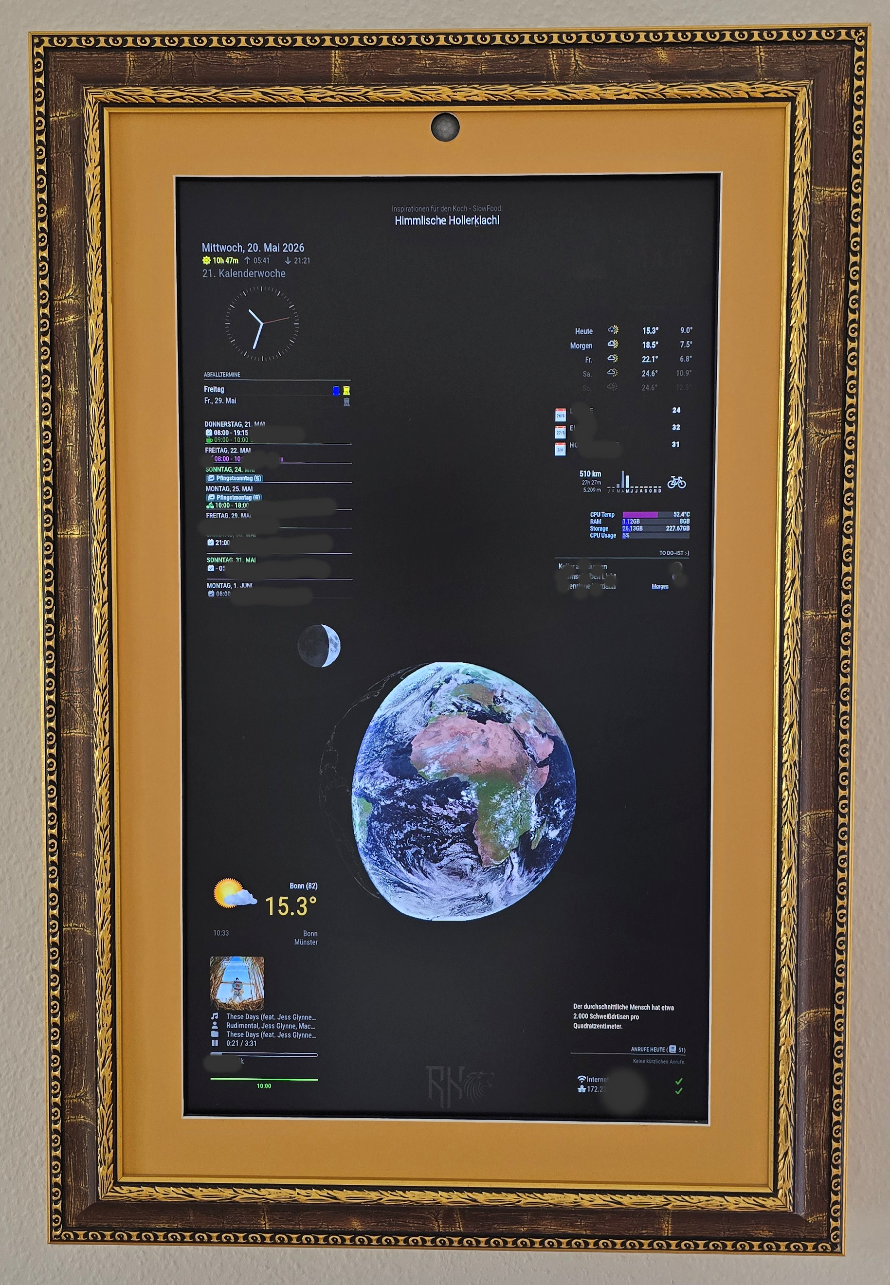 Der MagicMirror als gerahmtes Bild an der Wohnzimmerwand